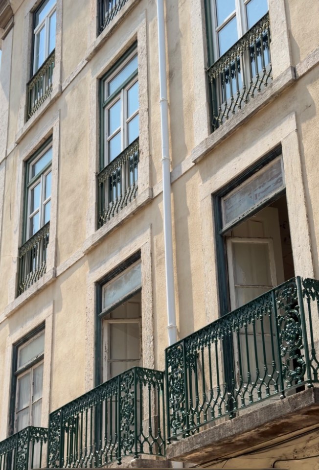 Apartamento T3 Renovado com Charmosa Traça Antiga no Coração do Chiado