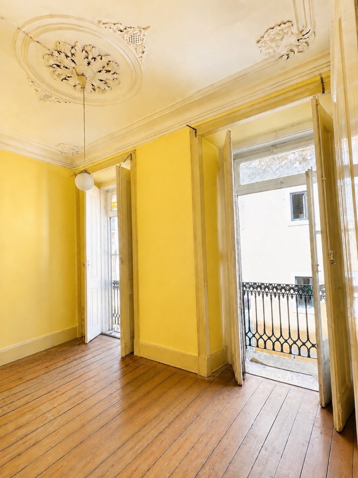 Apartamento T3 Renovado com Charmosa Traça Antiga no Coração do Chiado