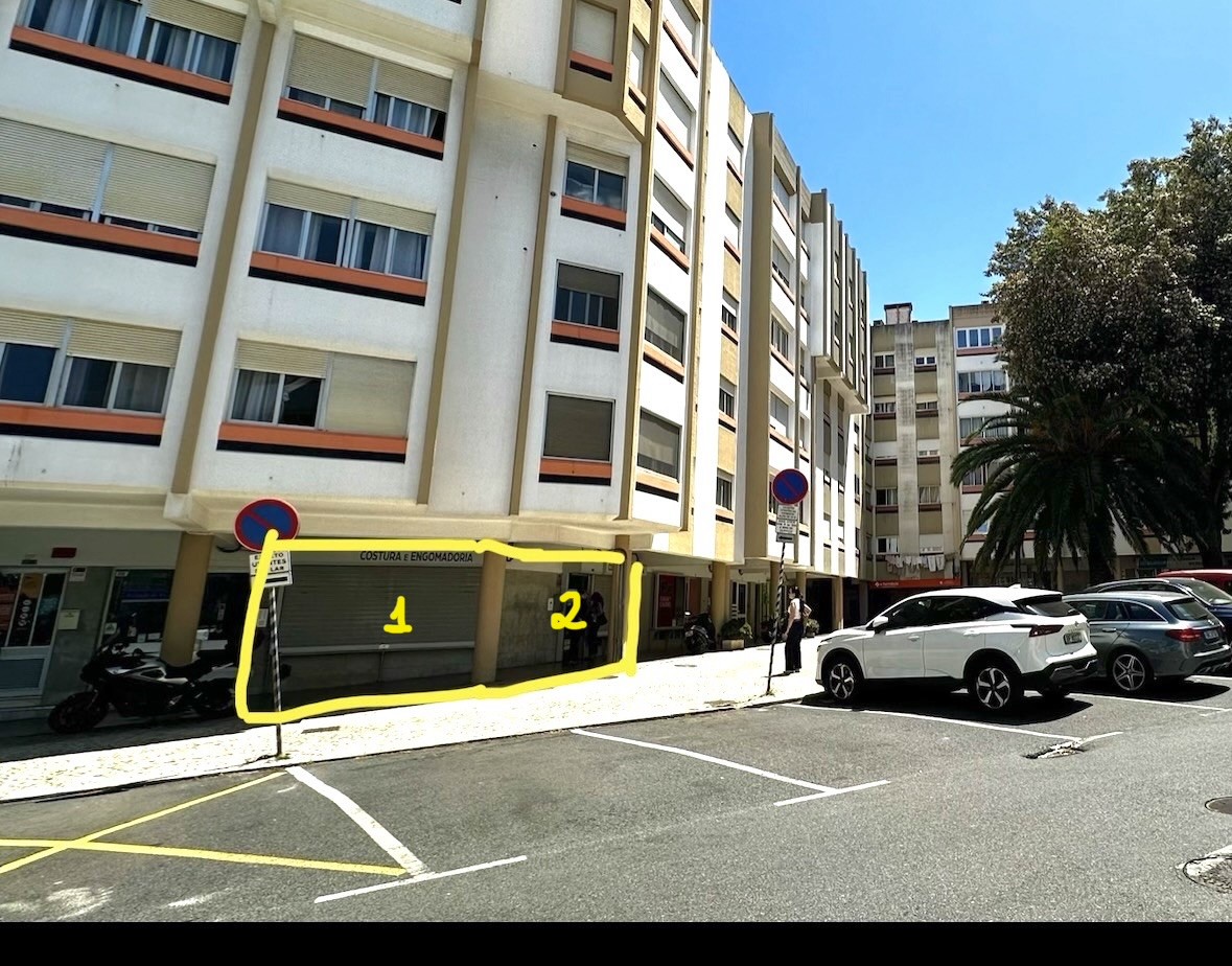 Espaço Comercial com 110 m², 3 Montras e Excelente Visibilidade | Linda-a-Velha
