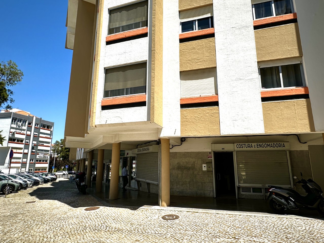 Espaço Comercial com 110 m², 3 Montras e Excelente Visibilidade | Linda-a-Velha