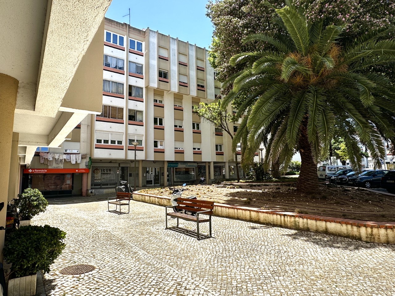 Espaço Comercial com 110 m², 3 Montras e Excelente Visibilidade | Linda-a-Velha