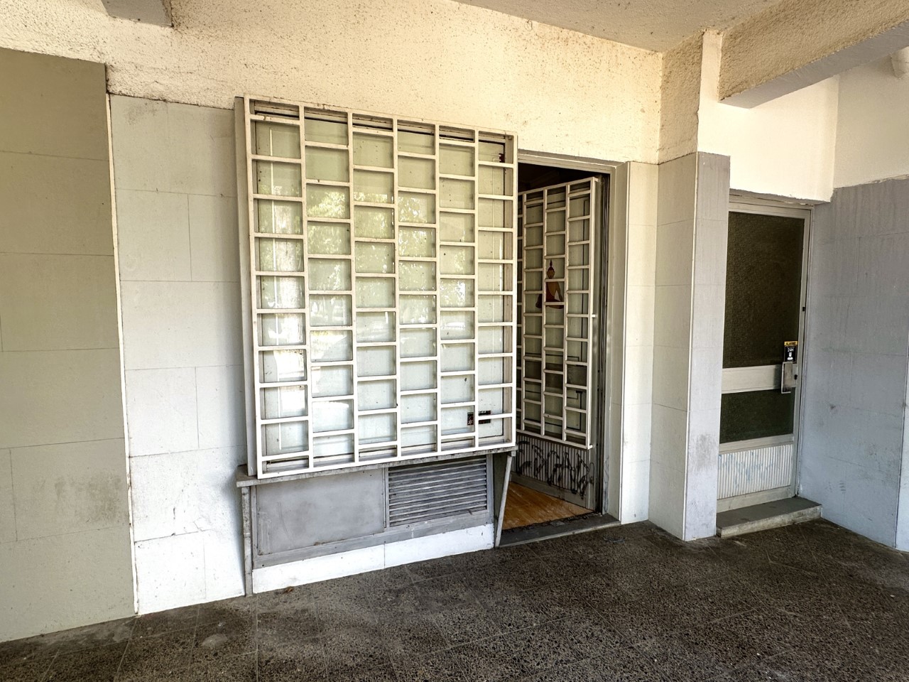 Espaço Comercial com 110 m², 3 Montras e Excelente Visibilidade | Linda-a-Velha