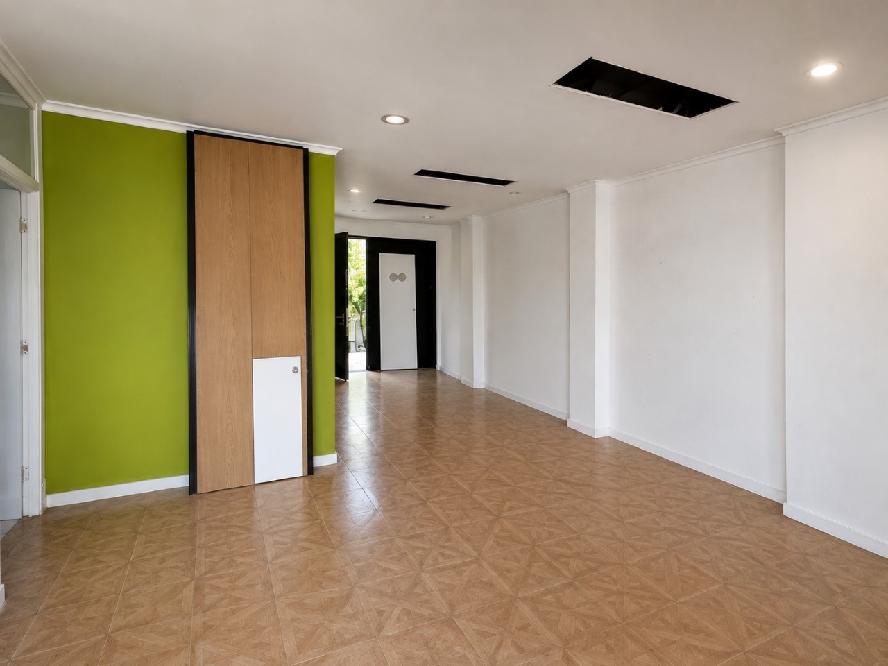Espaço Comercial com 110 m², 3 Montras e Excelente Visibilidade | Linda-a-Velha