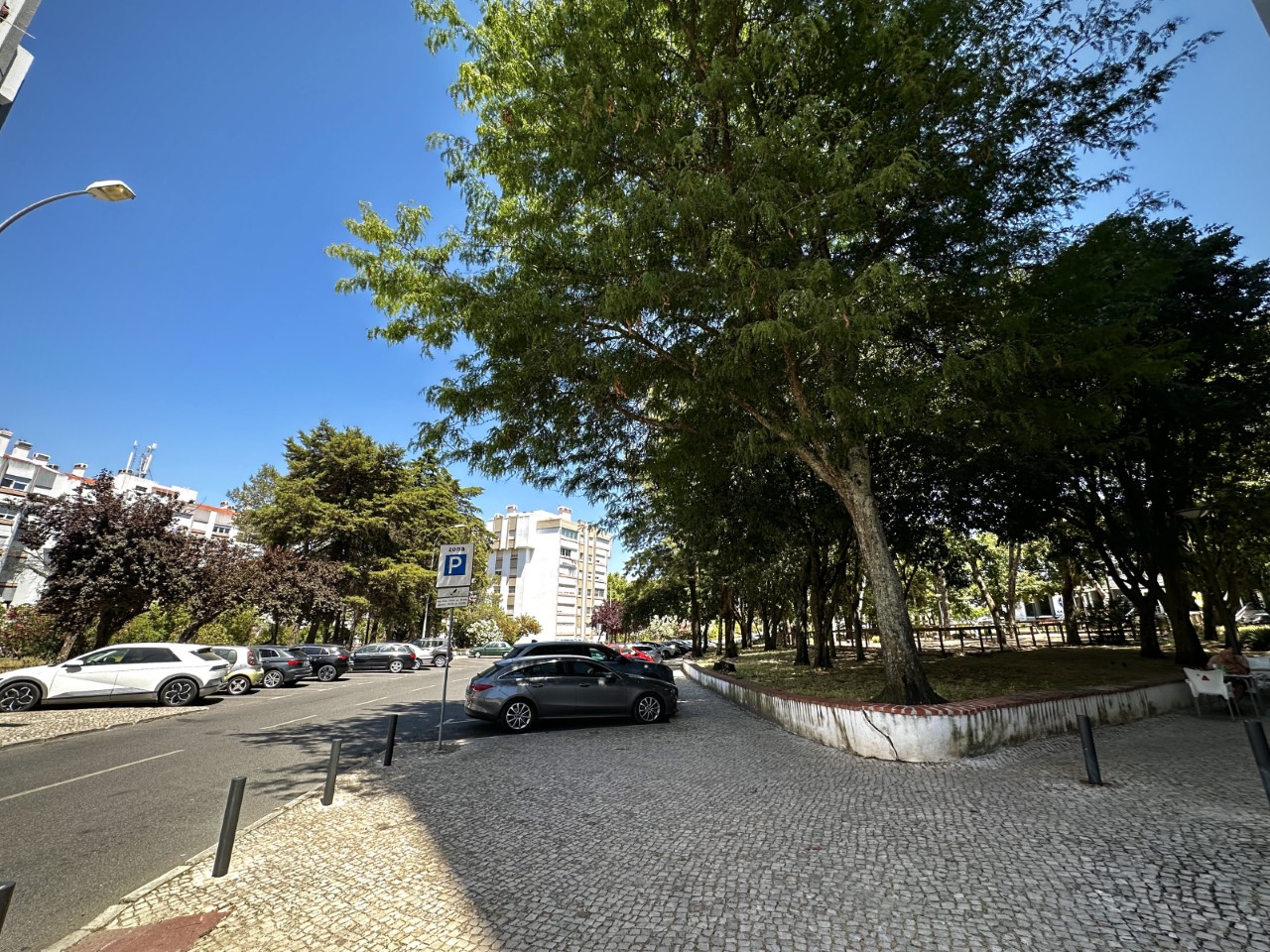 Espaço Comercial com 110 m², 3 Montras e Excelente Visibilidade | Linda-a-Velha