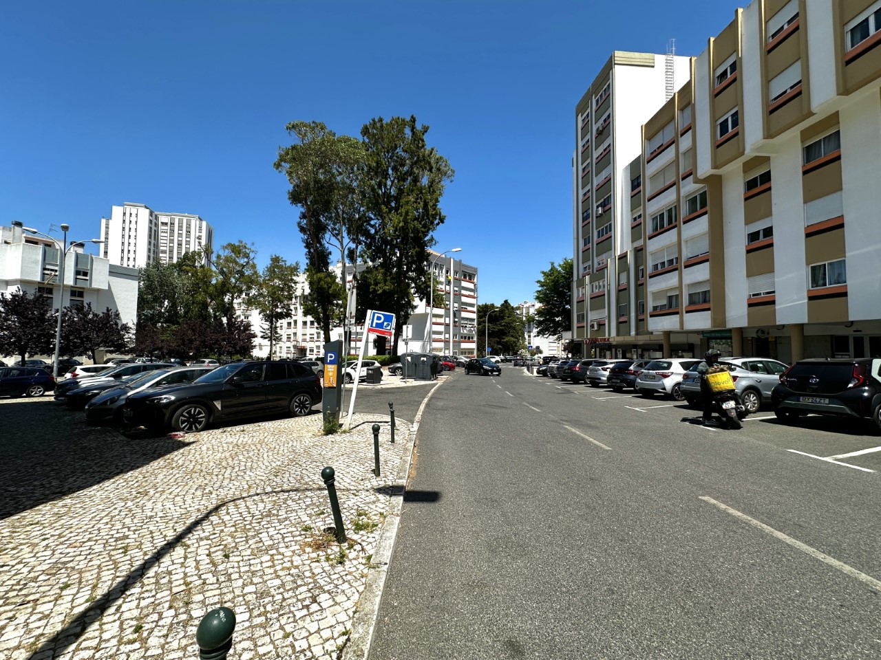 Espaço Comercial com 110 m², 3 Montras e Excelente Visibilidade | Linda-a-Velha