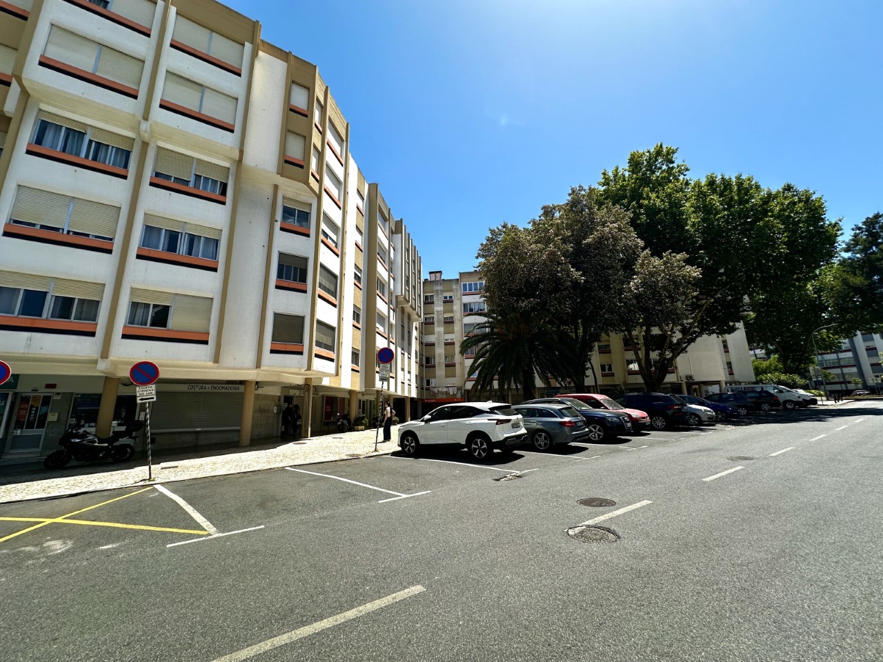 Espaço Comercial com 110 m², 3 Montras e Excelente Visibilidade | Linda-a-Velha