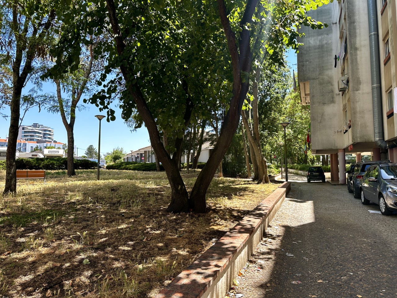 Espaço Comercial com 110 m², 3 Montras e Excelente Visibilidade | Linda-a-Velha