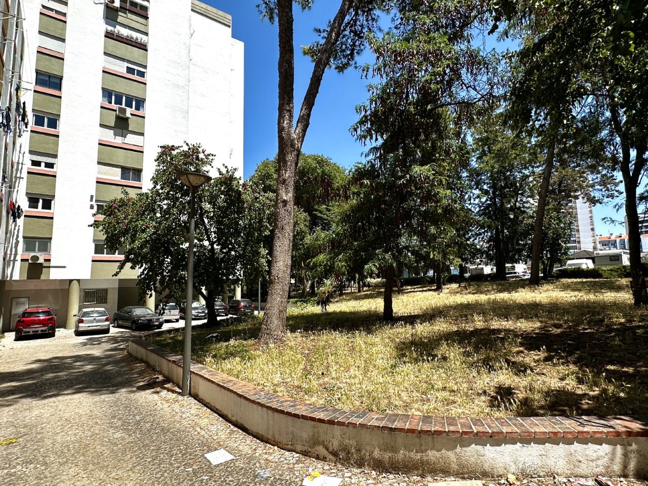 Espaço Comercial com 110 m², 3 Montras e Excelente Visibilidade | Linda-a-Velha
