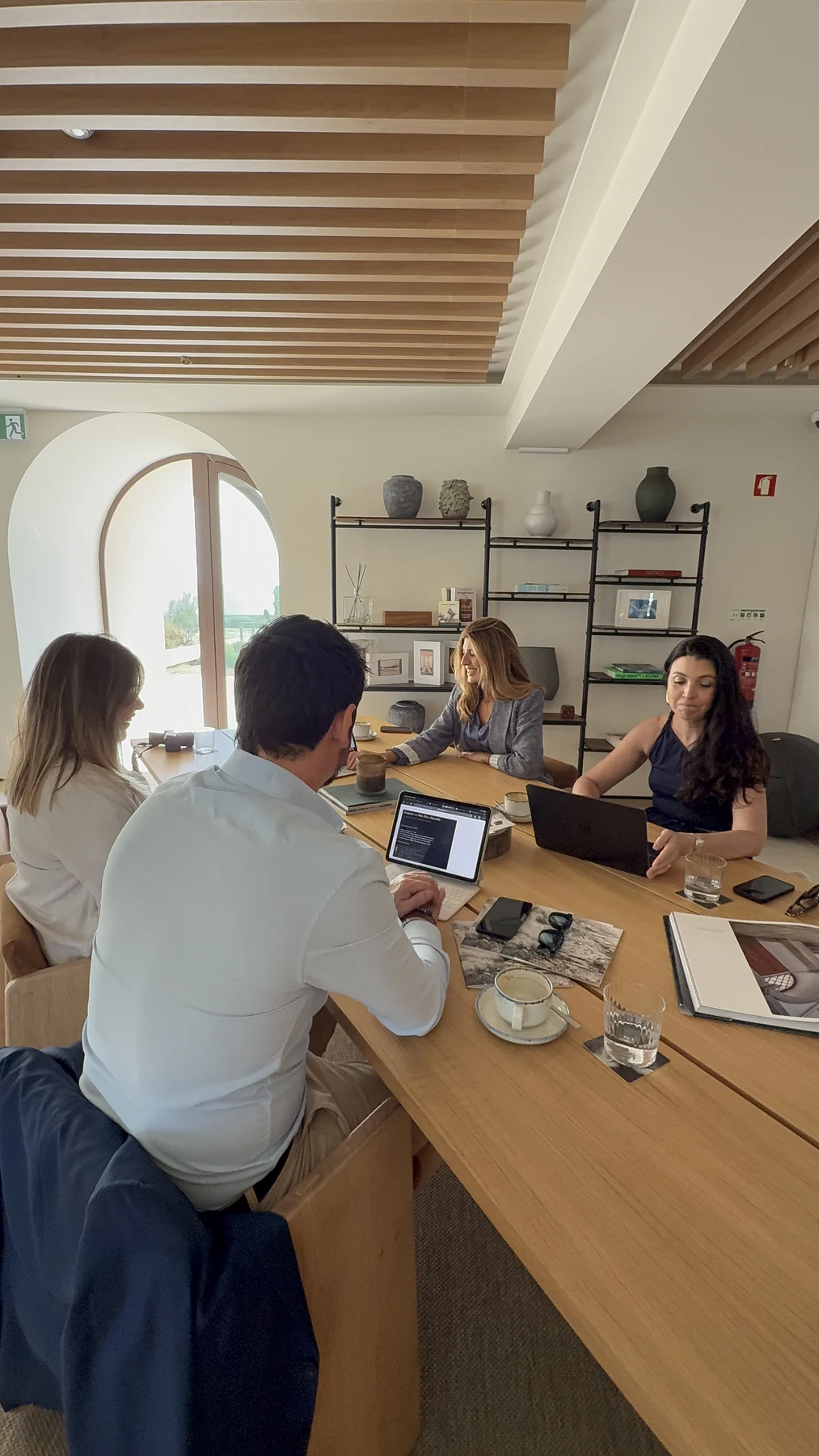 Equipa da LIVEST reunida à volta de uma mesa de trabalho
