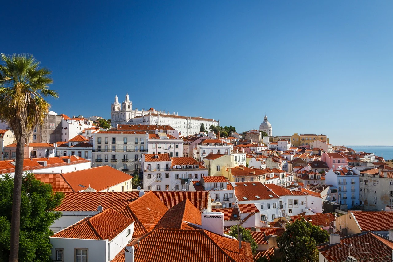 Telhados e edifícios de Lisboa sob um céu azul